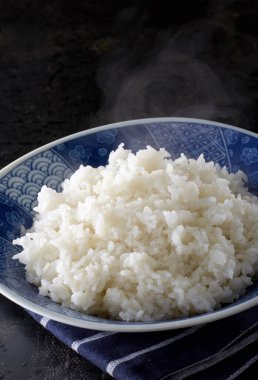 Büyük bir kasede beyaz pirinç pişirdim.