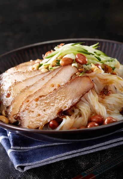 Китайська Кухня Свинина Рисовою Локшиною — стокове фото
