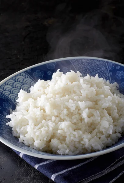 Büyük bir kasede beyaz pirinç pişirdim.