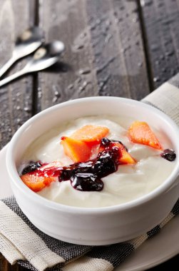 Tatlı, reçel, papaya ve yoğurt.