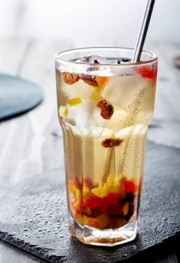 Tahta masada taze meyve çayı.