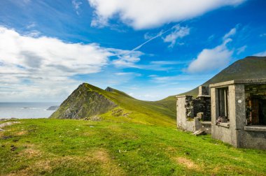 Keem defne, Achill, co Mayo bir tepe üzerinde eski bir ev.
