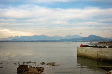 Glenisk İskelesi, Connemara, Co Galway görünümünden.
