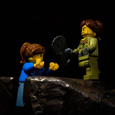 Donegal, İrlanda - 30 Nisan 2017: Lego minifig bir consa holding