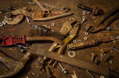 Eski iyi yıpranmış seçim araçları üzerine eski bir ahşap wo kullanılan