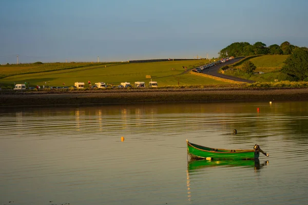 Loď na molu u Oranmore, Co. Galway. — Stock fotografie