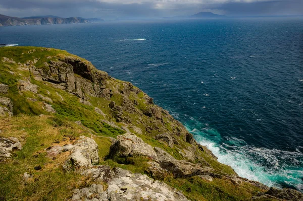 Vista dell'oceano Atlantico da una collina nella baia di Keem, Achill, Co . — Foto Stock