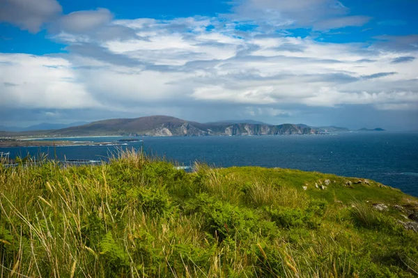 Θέα στον Ατλαντικό Ωκεανό από ένα λόφο στον όρμο του ΚΕΕΜ, Achill, Co. — Φωτογραφία Αρχείου