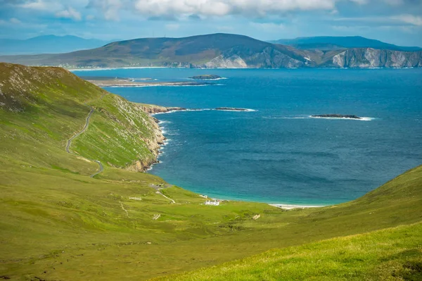Keem defne, Achill, Co Tepesi'nden Atlantik okyanus manzarası. 