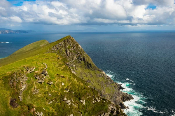 Keem defne, Achill, Co Tepesi'nden Atlantik okyanus manzarası. 