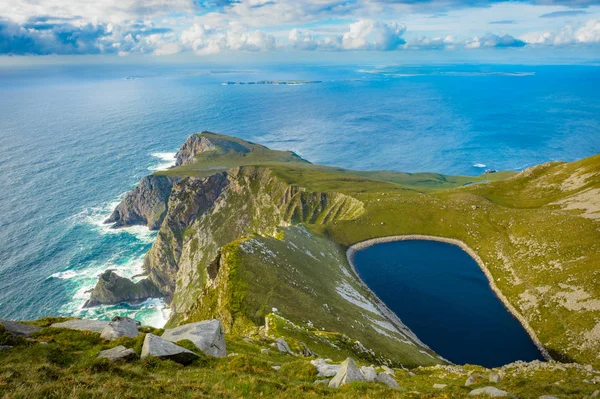Achill Adası, co Mayo bir tepede bir göl.