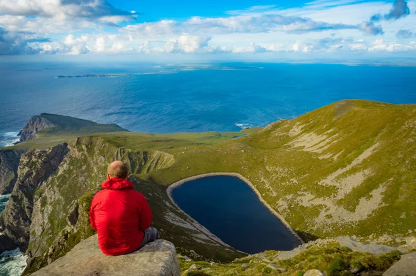 Achill Adası, co Mayo tepede bir göle bakarak adam.