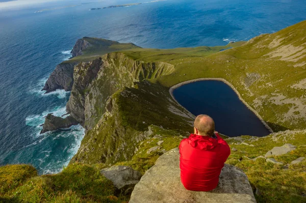 アキル島、株式会社メイヨーの丘の湖を見ている男. — ストック写真