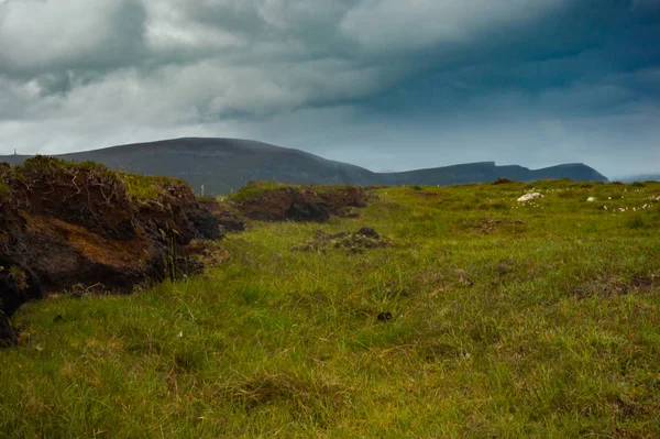 Vista de montanhas de terra de pântano na ilha Achill, Co. Mayo . — Fotografia de Stock