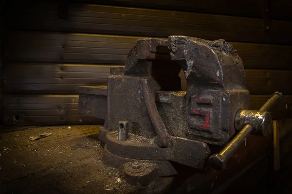 Oude goed gebruikte workbench vice gekoppeld aan een houten werkbank — Stockfoto