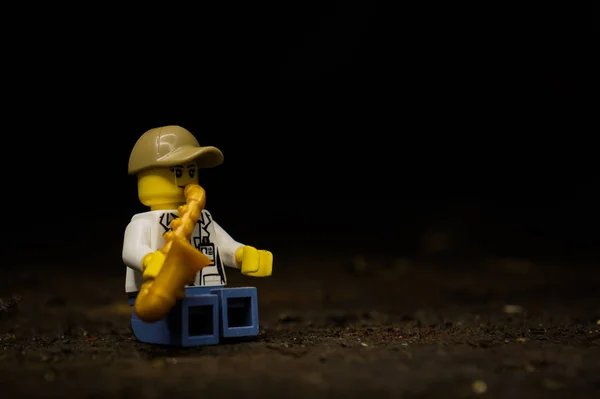 Donegal, İrlanda - 30 Nisan 2017: bir saxap oynarken bir lego minifig