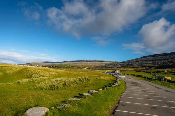 Pohled na Burren z parkoviště na Fanore pláži, Co. Clare. — Stock fotografie