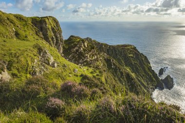 Uçurumdan Sliabh Liag, co Donegal güneşli bir günde