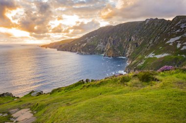 Uçurumdan Sliabh Liag, co Donegal güneşli bir günde