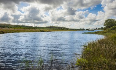 Mount Errigal, Co Donegal yakınındaki nehrin görünümü