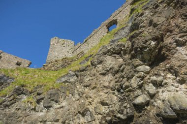 Dunluce Kalesi, güneşli bir öğleden sonra
