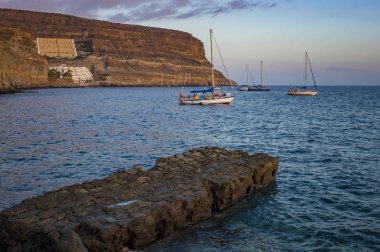 Botları Puerto de Mogan, Gran Canaria, suya