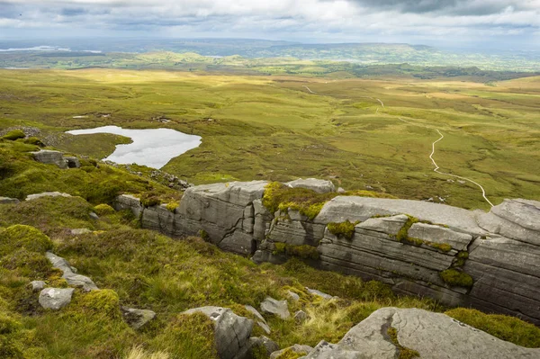 Vue de l'escalier vers le ciel à la montagne Cuilcagh depuis le sommet — Photo