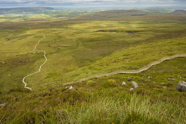 Vue de l'escalier vers le ciel à la montagne Cuilcagh depuis le sommet — Photo