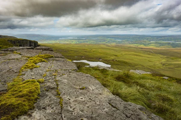 Vue de l'escalier vers le ciel à la montagne Cuilcagh depuis le sommet — Photo