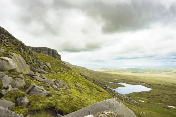 Pohled na jezero z vrcholu hory Cuilcagh — Stock fotografie