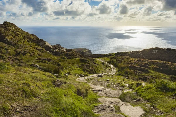 Bir yol boyunca Slibh Liag, co Donegal uçurum