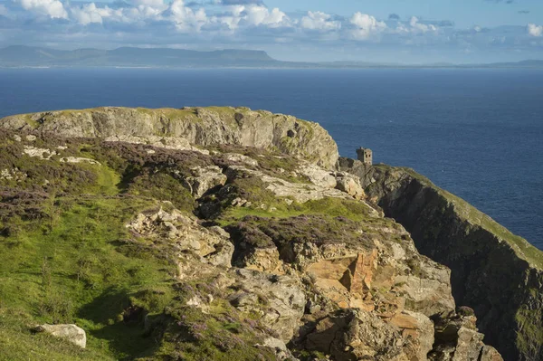 Ένα γκρεμό στο Donegal Sliabh Liag, ΣΙΑ μια ηλιόλουστη ημέρα — Φωτογραφία Αρχείου