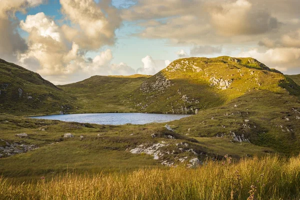 Bir göl kenarında uçuruma Slibh Liag, co Donegal