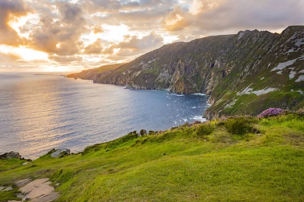 Uçurumdan Sliabh Liag, co Donegal güneşli bir günde
