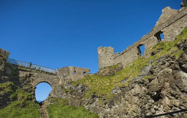 Dunluce Kalesi, güneşli bir öğleden sonra