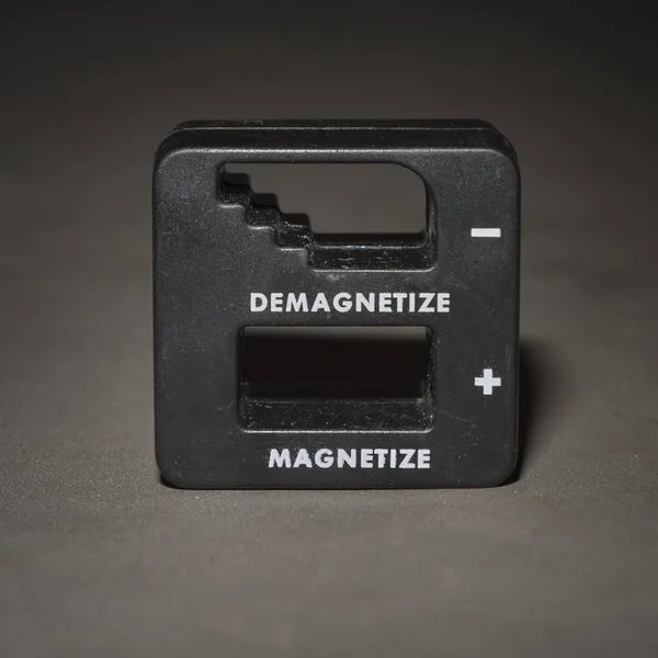 Bir tornavida magnetizer / demagnitizer