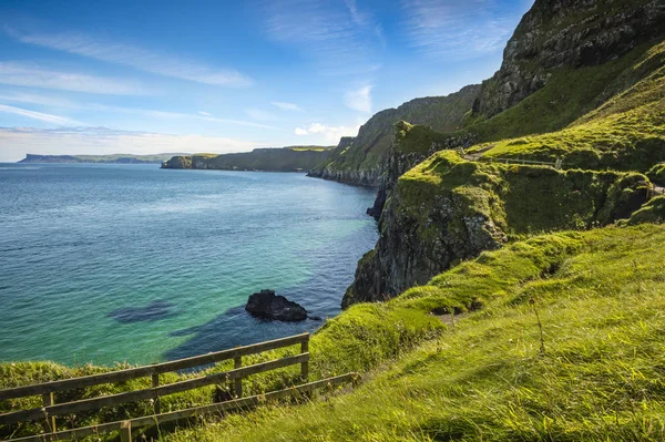 Kayalıklardan yakınındaki Carrick bir Rede halat köprü, Co. Antrim