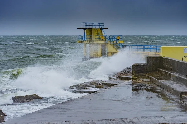 Blackrock atlama tahtasından Salthill, co Galway bir fırtına sırasında