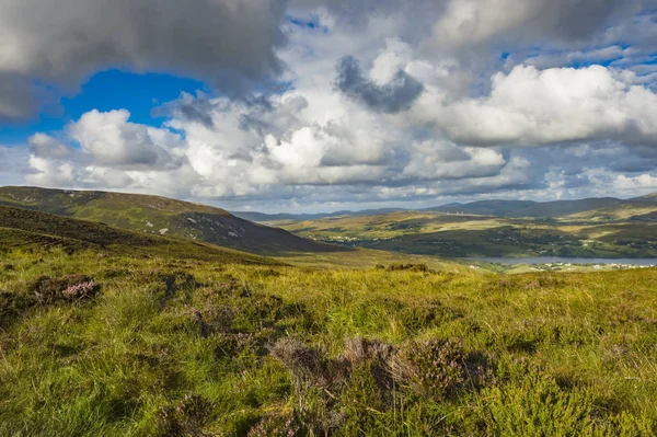 Θέα στους λόφους κοντά Sliabh Liag, Co. Donegal σε μια ηλιόλουστη ημέρα Royalty Free Εικόνες Αρχείου