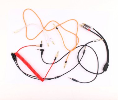 Beyaz arkaplanda profesyonel ses kablosu