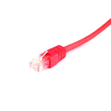 Beyaz arkaplandaki ağ kabloları yama kabloları