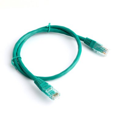 Beyaz arkaplandaki ağ kabloları yama kabloları