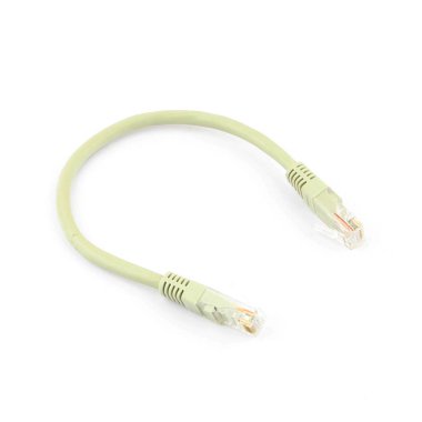 Beyaz arkaplandaki ağ kabloları yama kabloları