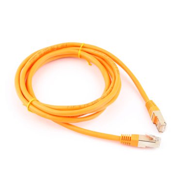 Beyaz arkaplandaki ağ kabloları yama kabloları