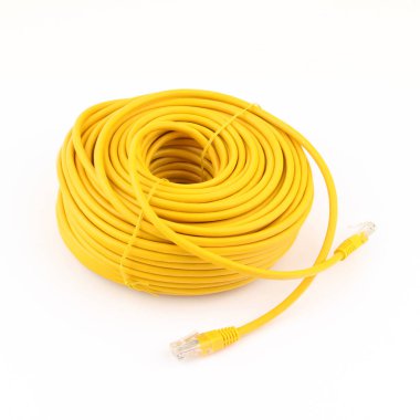 Beyaz arkaplandaki ağ kabloları yama kabloları