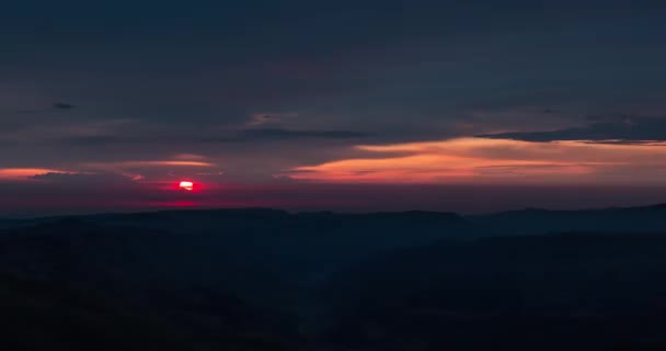 Timelaps del amanecer en las montañas — Vídeo de stock