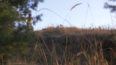 Sonbahar parkında yokuş aşağı bisiklete binen ekstrem bir sürücü. Yavaş çekim videosu 2x