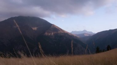 Kuzey Kafkasya 'daki dağlarda bulutların zamanı.