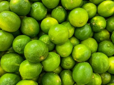 Taze ve yeşil limon çiftçi pazarında arka plan konsepti için