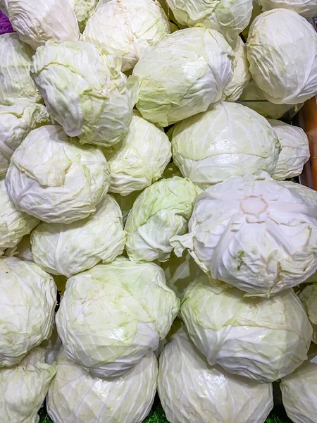 Pile of green cabbage for sale at grocery market — Stock Photo, Image